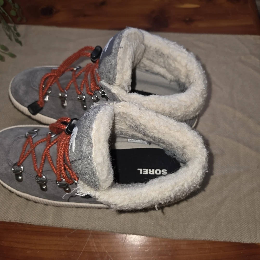 Sorel Kids  size 4 Boots in Gray suede with Orange Accents